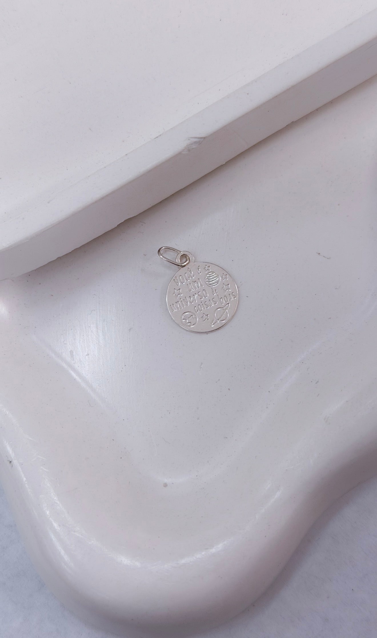 Pingente Você é um universo de  coisas boas
